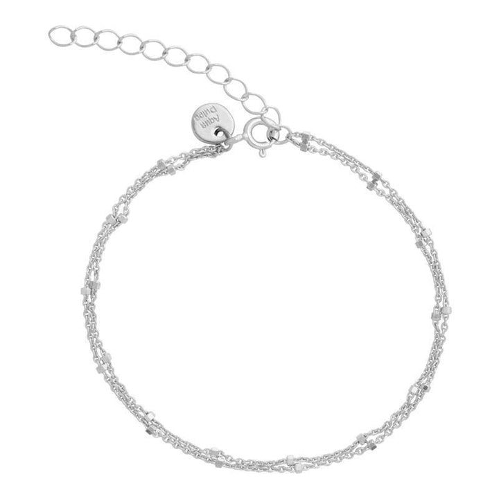 Aqua Dulce Dee Dee Dot Silberarmband auf weißem Hintergrund, elegante Doppelkette in Silber. Model 2251-2251-1