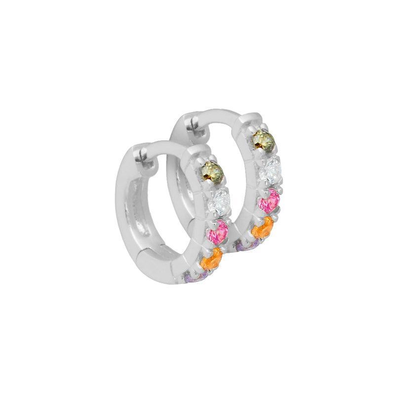 Aqua Dulce Elina Creole in Silber, Creolen mit farbigen Steinen auf weißem Grund. Modell 3711-1.