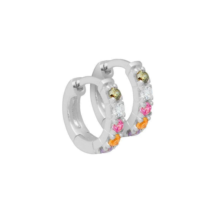 Aqua Dulce Elina Creole in Silber, Creolen mit farbigen Steinen auf weißem Grund. Modell 3711-1.