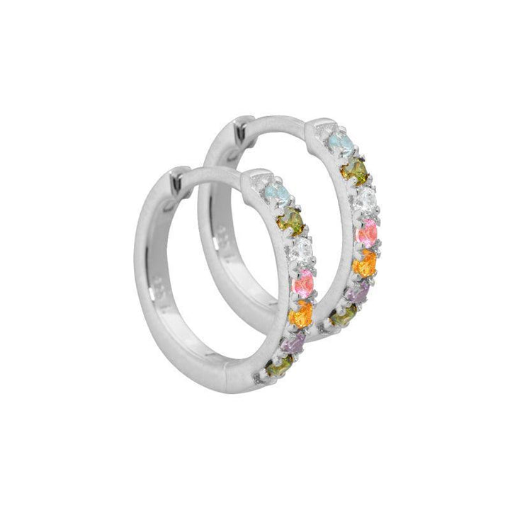 Aqua Dulce Elina Creole in Silber mit farbigen Steinen, Detailabbildung von zwei Ohrringen. Modell 3713-3713-1