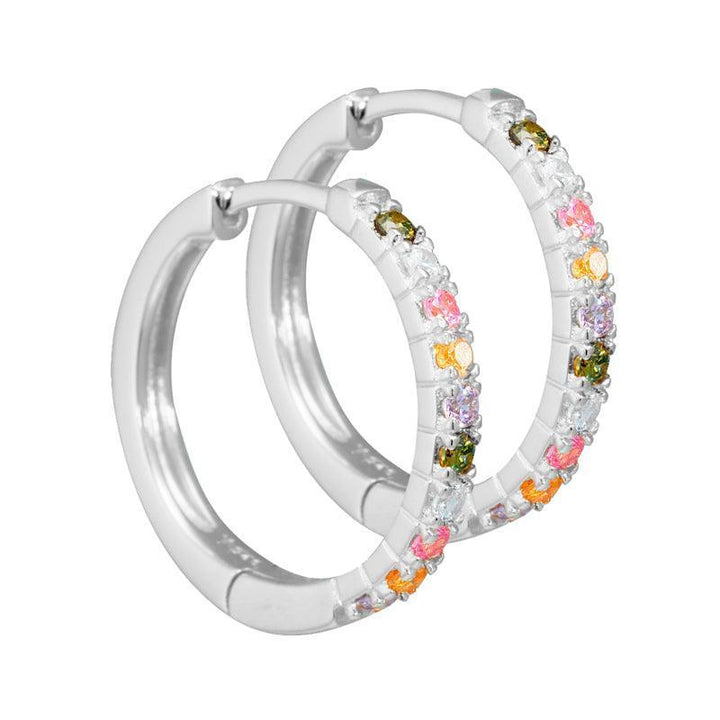 Aqua Dulce Elina Creole in Silber mit bunten Steinen aus der Nähe, glänzender Oberfläche und elegantem Design. Modell 3828-3828-1