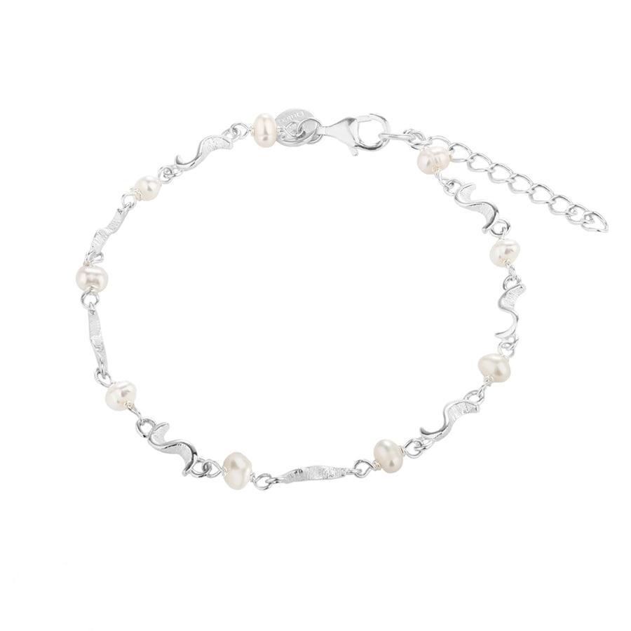 Das Aqua Dulce Rhumba Perlenarmband Silber zeigt ein silbernes Armband mit weißen Süßwasserperlen. Modell 5105-5105-1