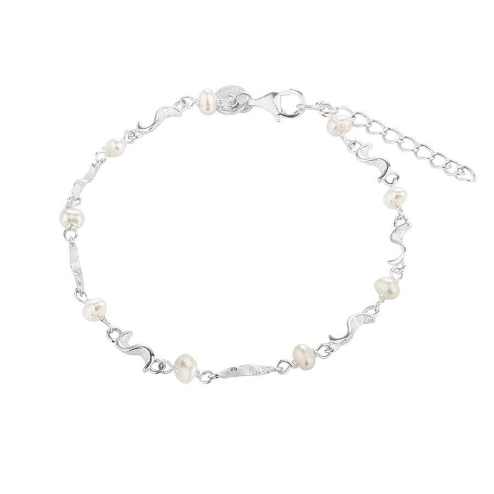 Das Aqua Dulce Rhumba Perlenarmband Silber zeigt ein silbernes Armband mit weißen Süßwasserperlen. Modell 5105-5105-1