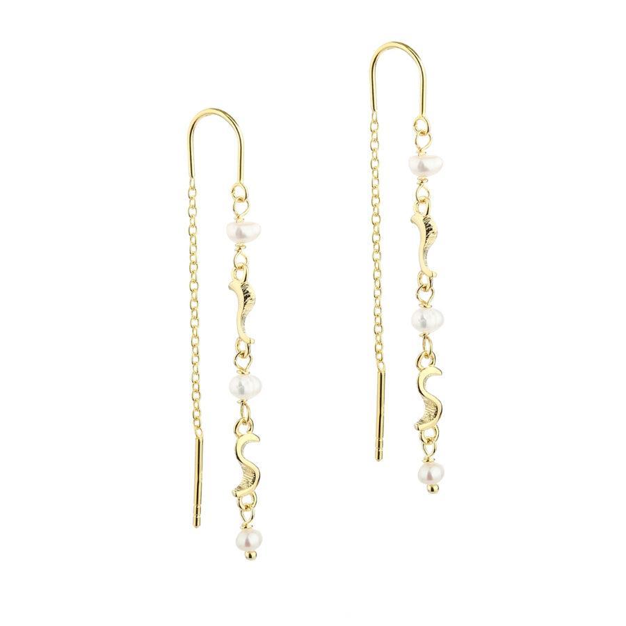 Aqua Dulce Rhumba Fadenohrring Versilberte, elegante Goldohrketten mit wellenförmigen Details und Perlen. Modell 5177-5177-1