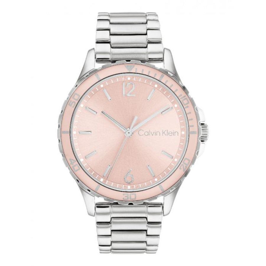 Calvin Klein Lively Damenuhr mit rundem roségoldenem Zifferblatt und silbernem Metallarmband, von vorne dargestellt. Modell 25200096.