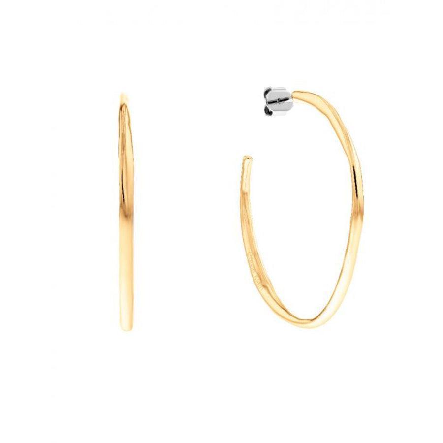 Calvin Klein Molten Pebble Armreif Stahl Gold Creolen von der Seite und von vorne dargestellt, glatte und glänzende Goldoberfläche. Modell 35000115