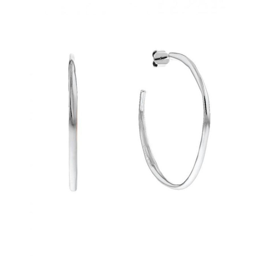 Calvin Klein Molten Pebble Earring STEEL zeigt einen eleganten kreolischen Ohrring aus poliertem Stahl, Modell 35000113-35000113
