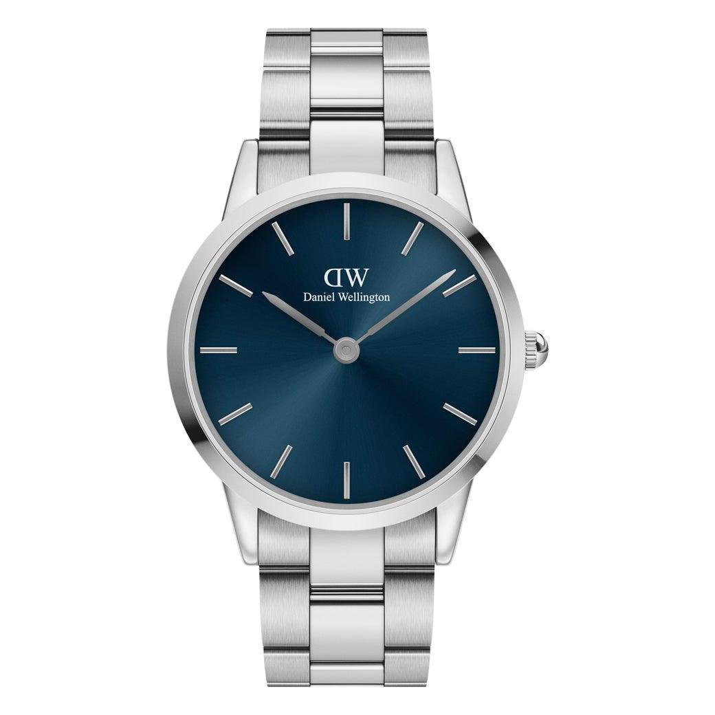 Daniel Wellington Iconic Link Arctic 40 mm zeigt eine silberne Uhr mit blauem Zifferblatt und Stahlglied. Modell DW00100448.