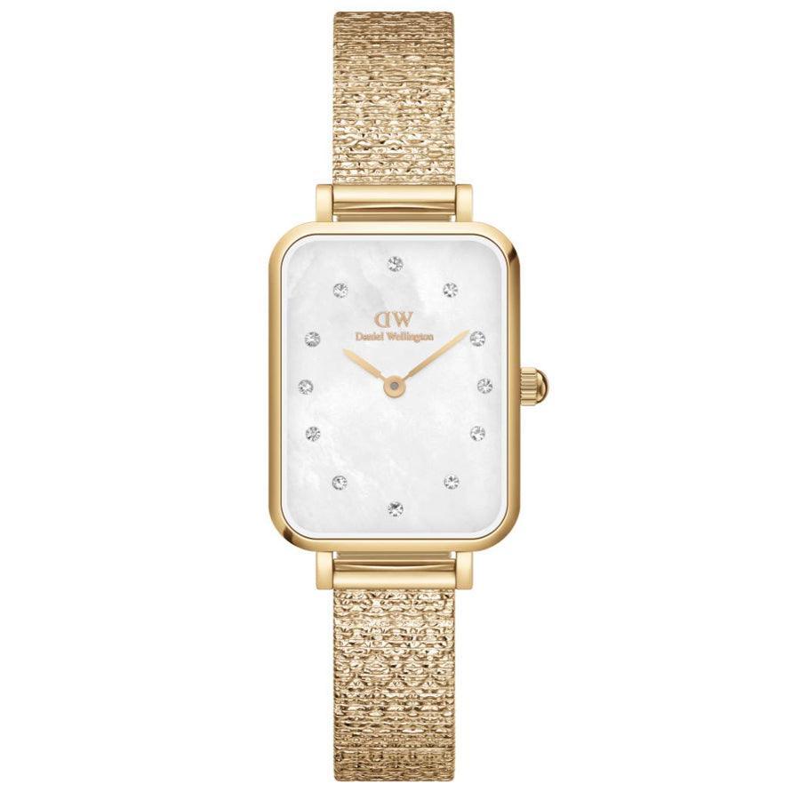 Daniel Wellington Quadro Lumine zeigt eine rechteckige Uhr aus goldfarbenem Stahl mit Perlmuttzifferblatt und Stahlarmband. Modell DW00100582