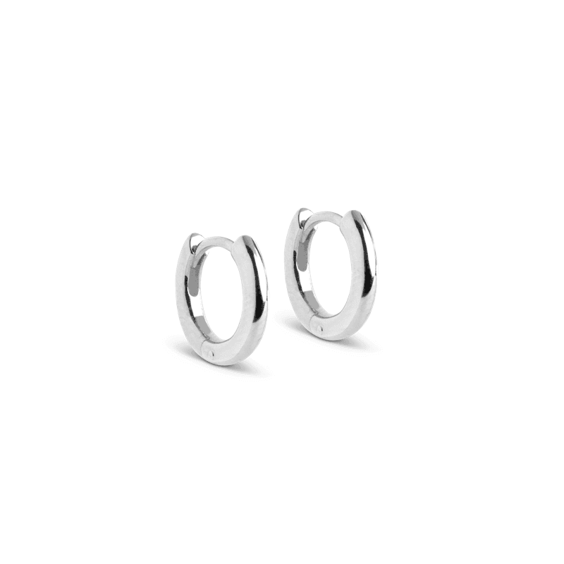 Enamel Bei den „Chunky Solv Hoops 8 mm“ handelt es sich um ein Paar glatte, silberne Creolen mit glänzender Oberfläche. Modell E248S-E248S-1.