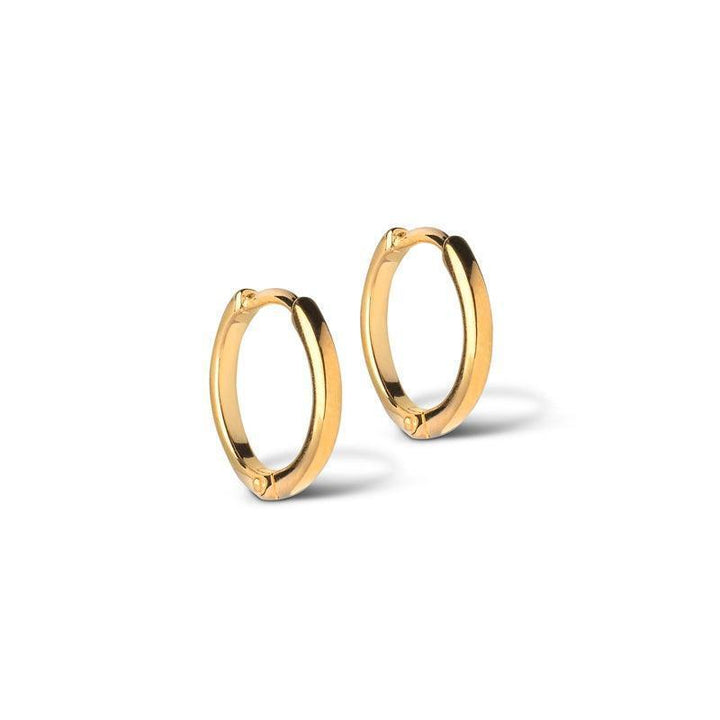 Enamel Classic Gold-platted Hoops 10mm zeigt ein Set schlichter, glänzender Creolen im Gold-Look. Modell 168g-168g-1