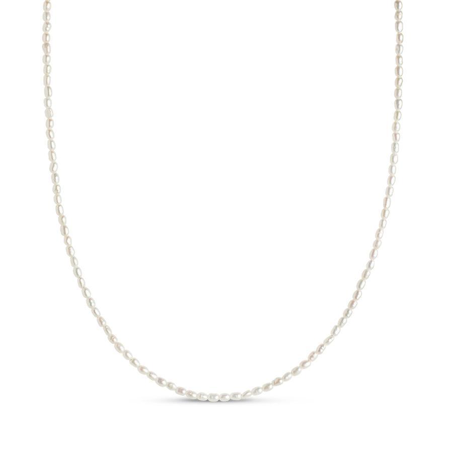 Enamel Erna Perlenkette mit kleinen weißen Süßwasserperlen im schlichten, eleganten Stil. Modell N104G-N104G-1