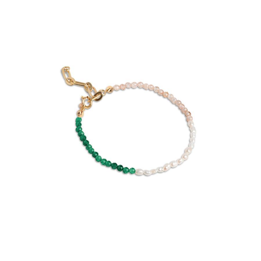 enamel Gabriella-Armband zeigt ein Armband mit grünen, weißen und rosa Perlen und einem goldfarbenen Verschluss. Modell b105g-b105g-1