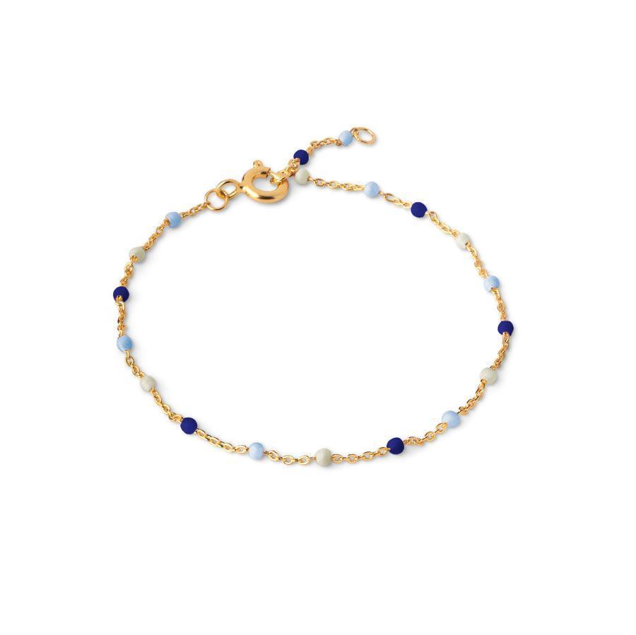 Enamel Lola-Armband marine mit vergoldeter Kette und blauen Perlen, dargestellt auf weißem Hintergrund. Modell B66G-MARINE