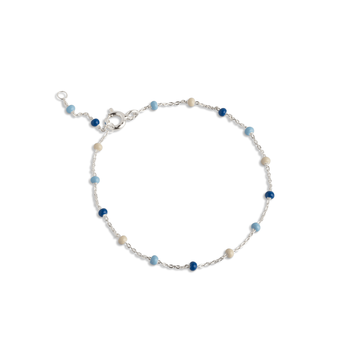 Enamel Lola Bracelet Marine zeigt ein skurriles Armband mit kleinen blauen und cremefarbenen Perlen, Modell b66s-marine-1.