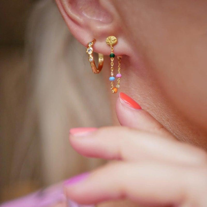 enamel lola ohrringe e140gm dreamy im ohr getragen, goldener ohrring mit farbigen perlen, modell e140gm-dreamy-2