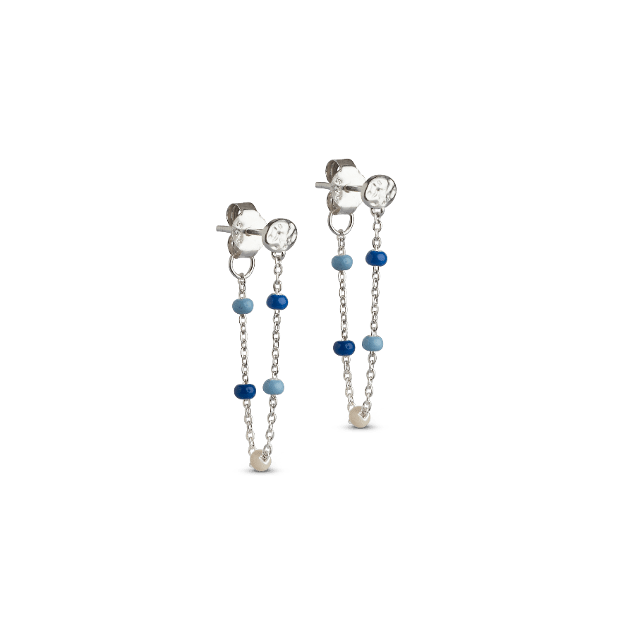 enamel Lola Ohrringe marine, silberfarbene Kettenohrringe mit blauen und hellen Perlen. Modell e140s-marine-e140s-marine-1