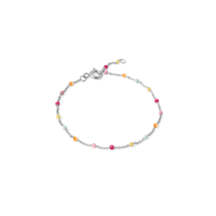 Enamel Lola-Silberarmband mit kleinen bunten Perlen in den Schattierungen des Regenbogens, dargestellt vor einem weißen Hintergrund. Modell b66s-rainbow-b66s-rainbow-1