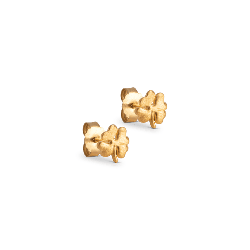enamel Organic Clover Studs zeigt ein Paar kleiner, mattgoldfarbener Ohrstecker in Kleeblattform. Modell E238GM-E238GM-1