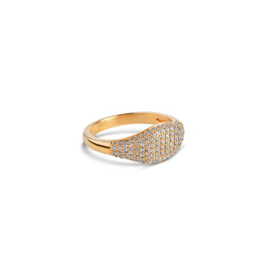 Enamel Sparkling Mary Ring r72g-r72g-001, dargestellt als eleganter Goldring mit funkelnden Steinen auf der Vorderseite. Modell r72g-r72g-001