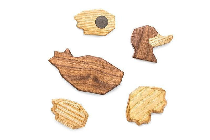 Fablewood Ente FW009-2, fünfteilige Holzfigur in verschiedenen hellen und dunklen Farbtönen. Modell FW009-2