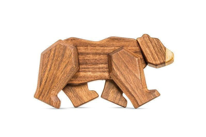 FableWood Bear zeigt einen braunen Holzbären mit geometrischen Formen auf weißem Hintergrund. Modell FW008-1