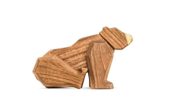 FableWood Bär-Holzfigur aus hellem und dunklem Naturholz, stilvolles Design auf weißem Hintergrund. Modell FW008-2