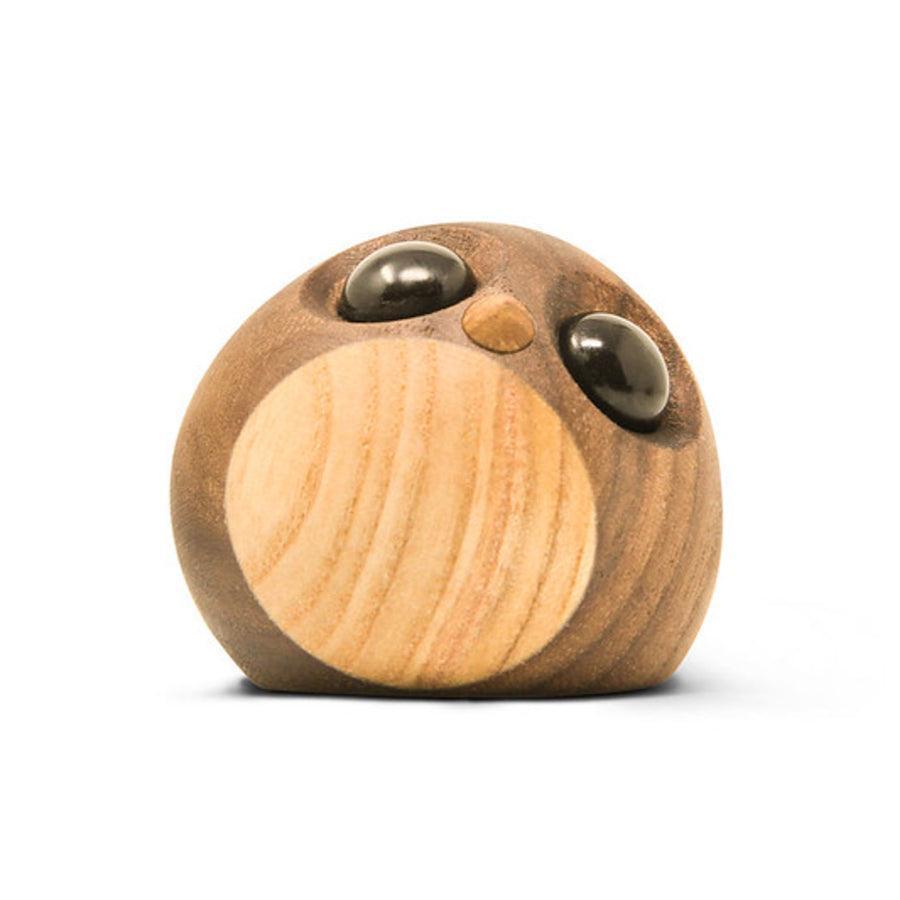 Fablewood Freddy Little Penguin zeigt einen dekorativen, kleinen Holzpinguin in glatten, hellen und dunklen Farbtönen. Modell 1105-1