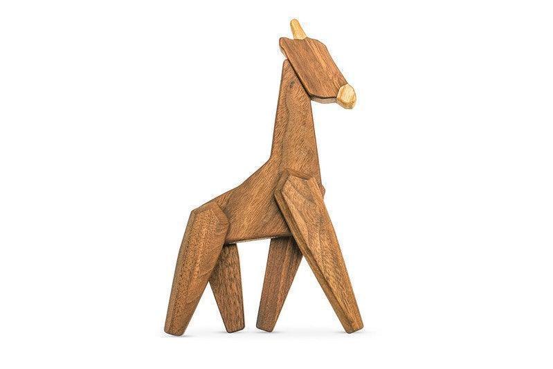 FableWood Giraffe, eine dekorative Holzfigur aus naturfarbenem Holz mit hellen Details. Model 1027-1.