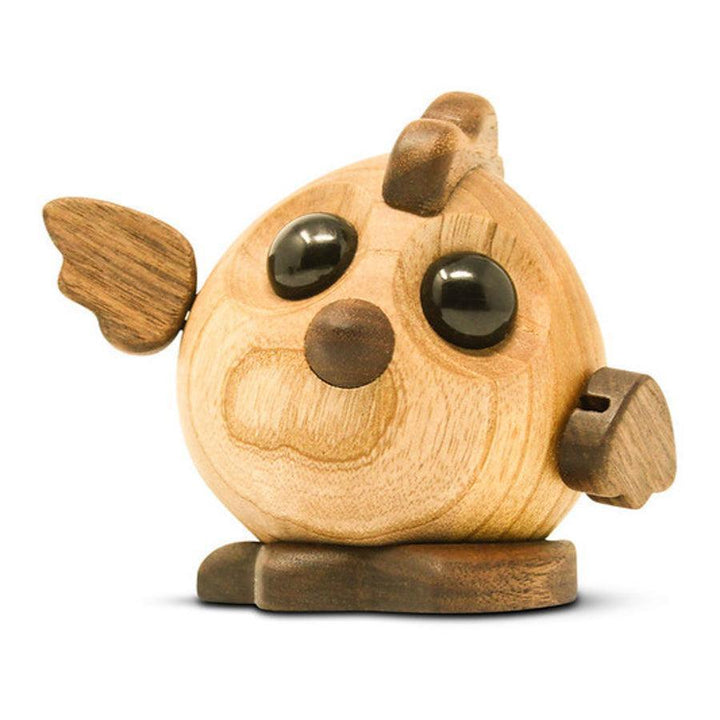Fablewood Die Henne Henny zeigt eine handgefertigte, braune Holzfigur mit großen schwarzen Augen und dunklen Flügeln. Modell 1106-1