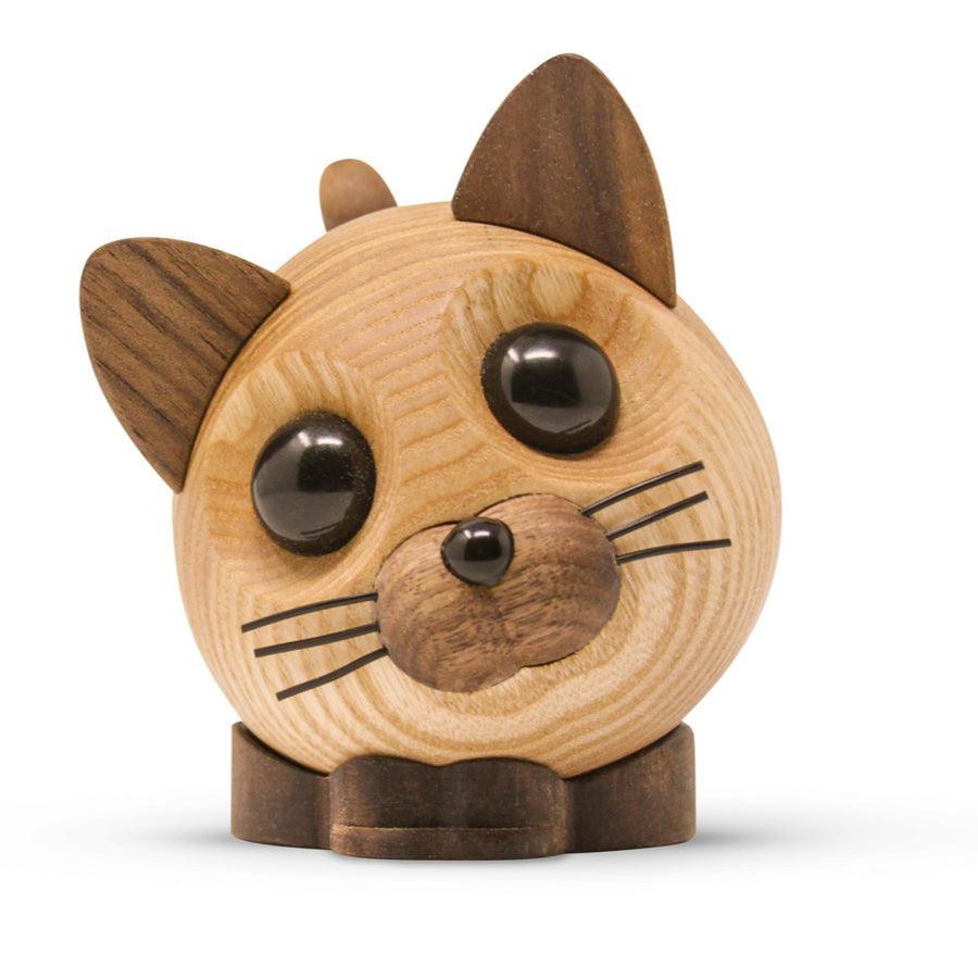 Fablewood Holzfigur Katze Felix in hellem und dunklem Holz, zeigt detaillierte Augen und Schnauze. Modell 1112-1