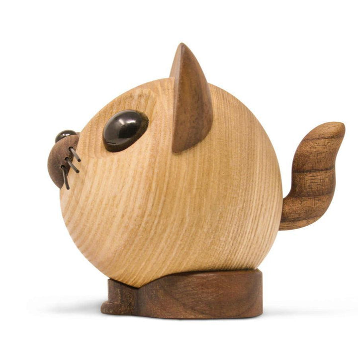 FableWood Katze Felix, Holzfigur in hellen und dunklen Hölzern, Seitenprofil, Modell 1112-2.