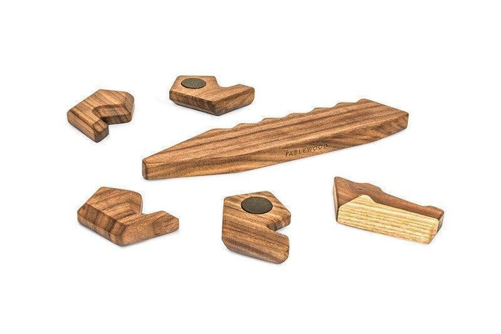 Fablewood Krokodil-Magnetfigur aus Holz in Brauntönen, separat abgebildet mit Modell FW006-2