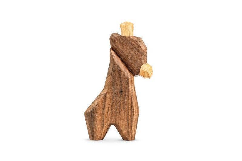 Fablewood Kleine Giraffe im minimalistischen Stil, aus hellem und dunklem Holz auf weißem Hintergrund. Modell 10187-1