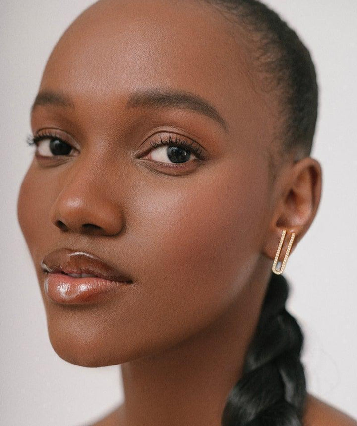 Herieth-Paul-X-Polar-Jewelry-Zansibar-Gold-Plated-22-Karat-Goldring ist am Modell abgebildet, goldene Farbe und elegantes Design. Modelzan-st-gd-wz-00508