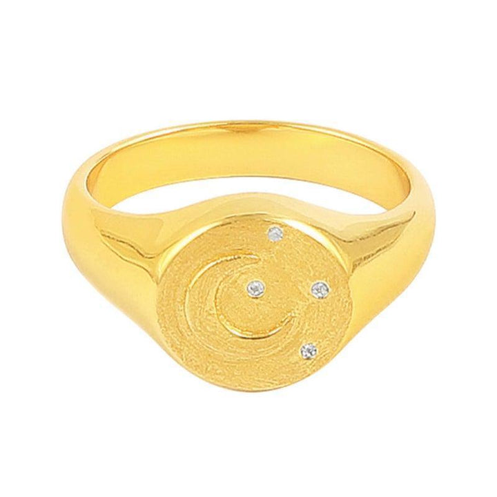 Hultquist Copenhagen Amaris Ring mit runder, mattgoldener Oberfläche und drei kleinen klaren Steinen. Modell S08107G-S08107G-001