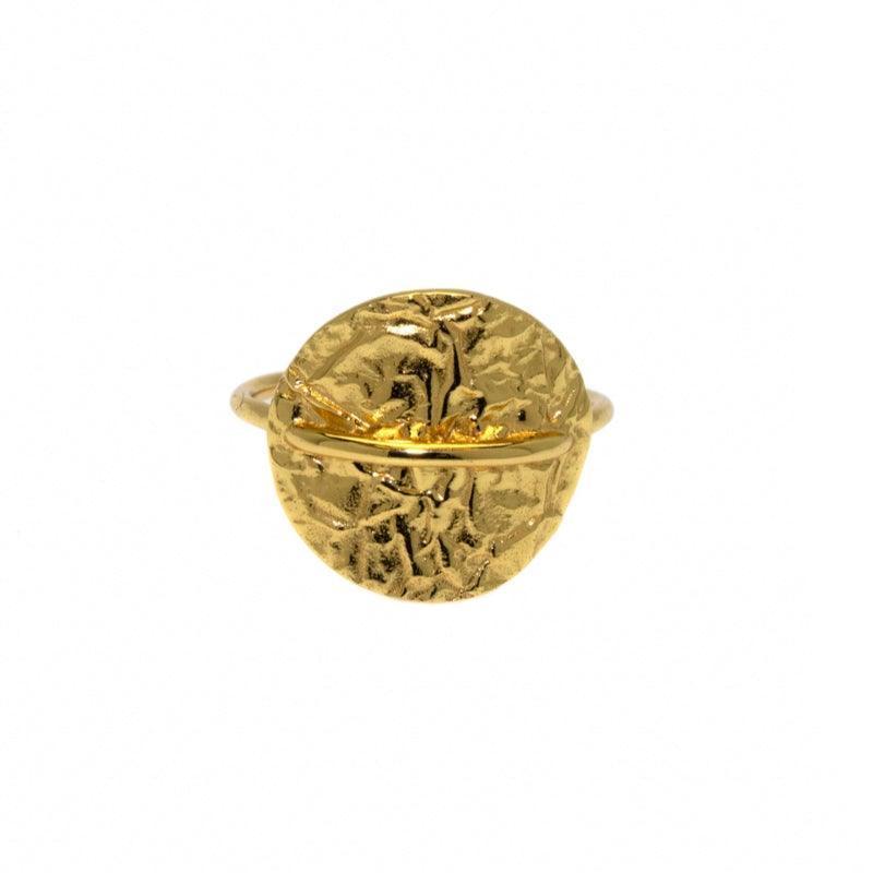 Hultquist Copenhagen Cora Ring mit runder, gehämmerter Goldoberfläche auf weißem Hintergrund. Modell S04001G-S04001G-001