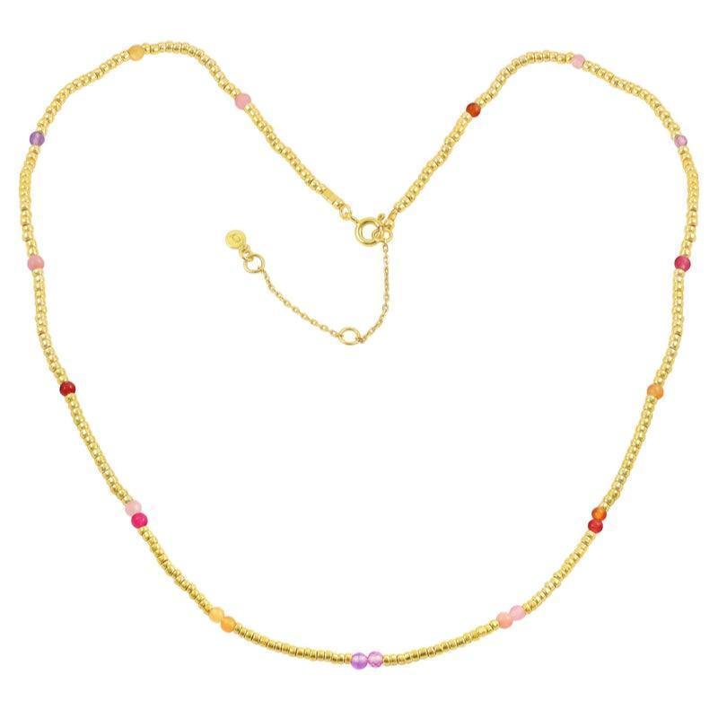 Hultquist Copenhagen Penelope-Halskette mit kleinen farbigen Perlen in Goldoptik, schlichte Kette. Modell S08083G-S08083G-1