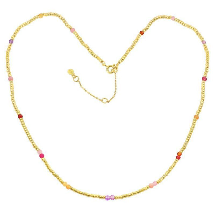 Hultquist Copenhagen Penelope-Halskette mit kleinen farbigen Perlen in Goldoptik, schlichte Kette. Modell S08083G-S08083G-1