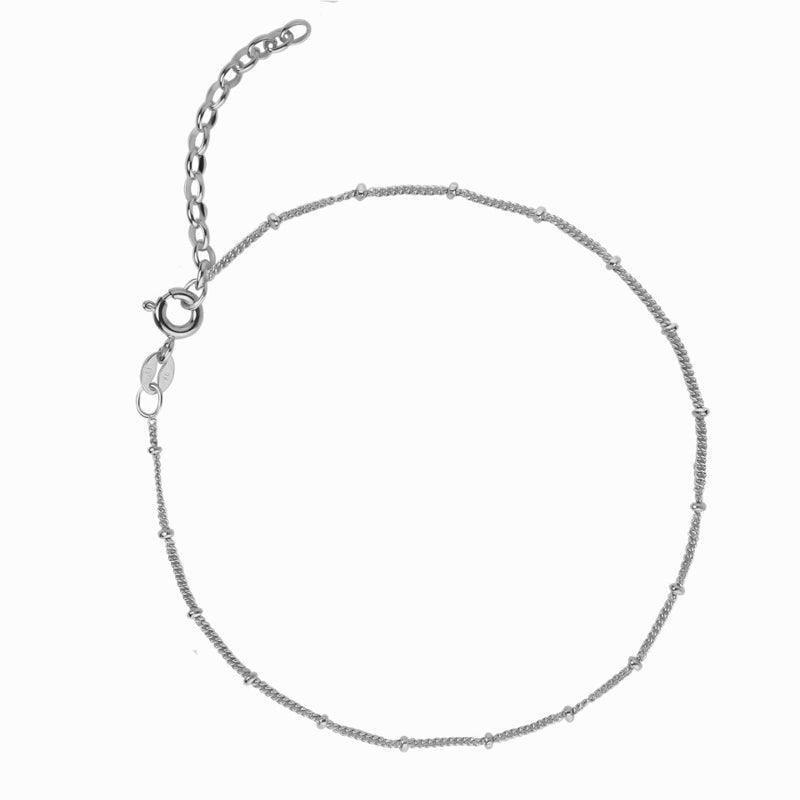 jeberg-jewellery-nelly-solv-anklekaede zeigt ein schlichtes und elegantes silbernes Fußkettchen mit kleinen Details. Modell 4502-S-1