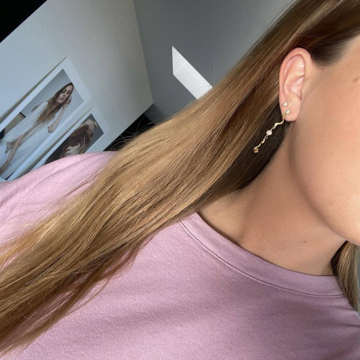 Jeberg Jewellery Ocean Pearl vergoldeter Ohrring am Ohr abgebildet, elegantes Design mit Perlen- und Golddetails. Modell 51720-2