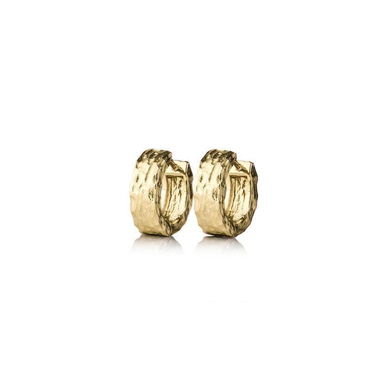 Jeberg Jewellery Piece of the Moon Huggies präsentiert ein Paar klobige Creolen aus gehämmertem Gold. Modell 5655-5655-1.