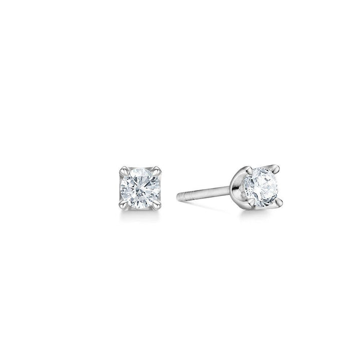 Mads Z 14 kt Crown Studs 0,40 ct zeigt ein Paar schlichter Weißgold-Ohrstecker mit klaren Diamanten. Modell 1611640-1611640-1