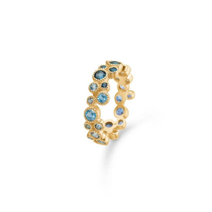 Mads Z 14 kt Luxusring in Regenbogenblau, dargestellt als Goldring mit blauen Steinen, elegante Details. Modell 1544064.