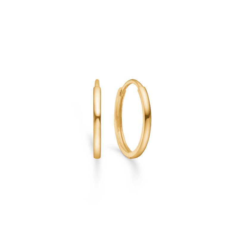 Mads Z 14kt Creole in 18mm zeigt einen glatten, runden goldenen Ohrstecker in leuchtendem Gold. Modell 8510524-1.