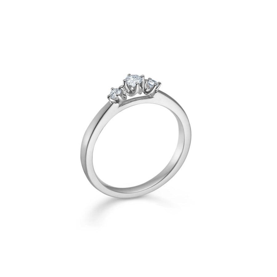Mads Z 14kt Crown Trinity Ring 0,17 ct zeigt einen eleganten Weißgoldring mit drei funkelnden Diamanten. Modell 1641717-001.