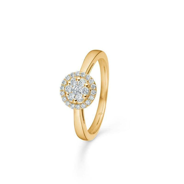 Mads Z 14kt Eleanor Ring mit Brillanten zeigt einen eleganten Goldring mit runder Mitte und klaren Diamanten. Modell 1541075-001