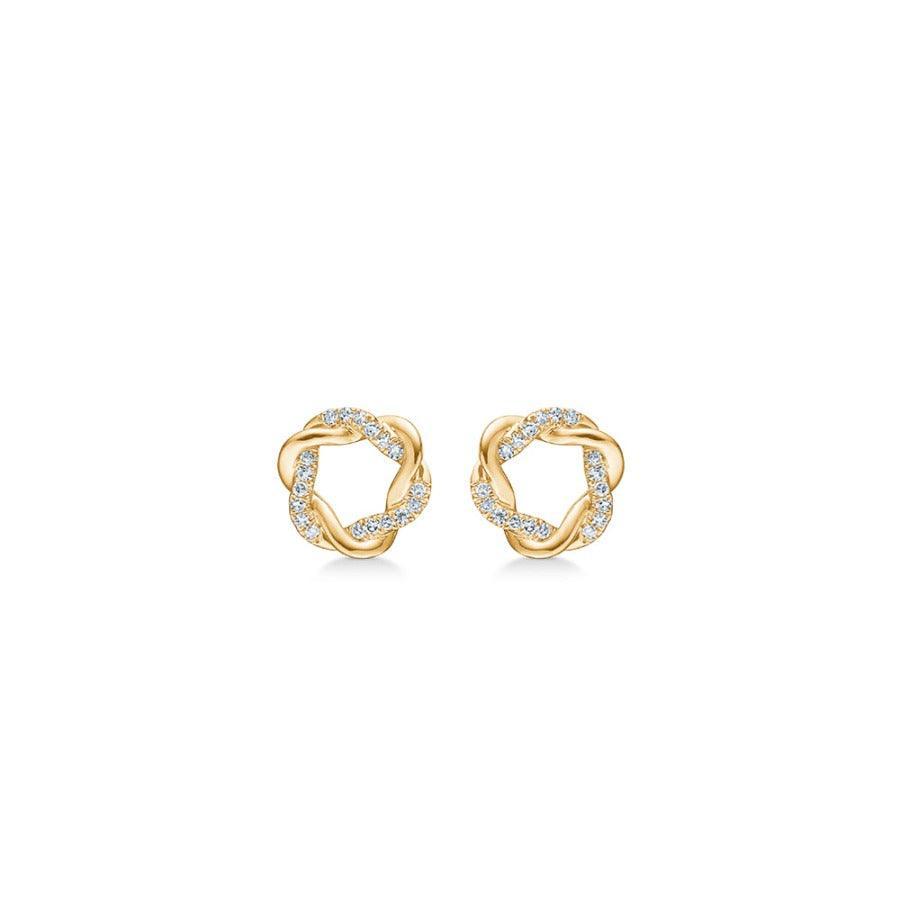 Mads Z 14kt Twist Studs 0,085ct W/SI zeigt einen Satz runder, geflochtener Ohrstecker in Gold mit Diamanten. Modell 1511022-1.