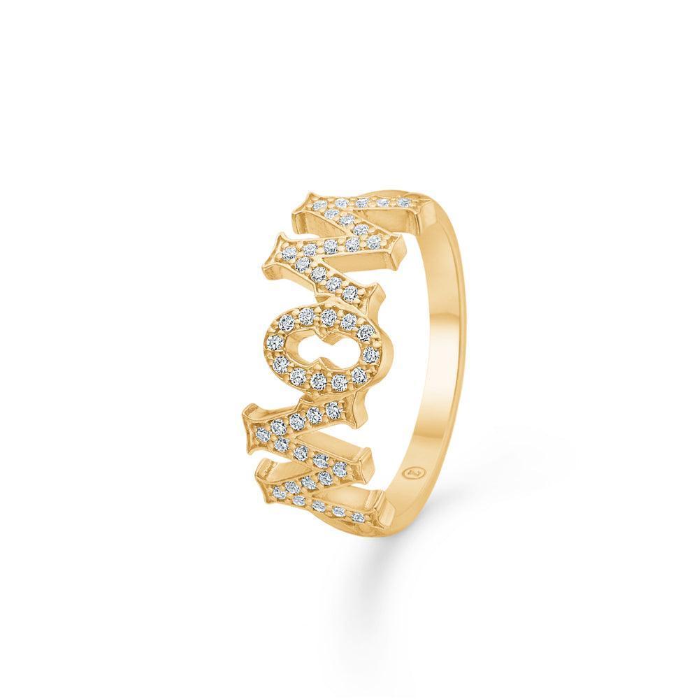 Mads Z 14kt Wowmom Ring 0,23ct W/SI zeigt einen Goldring mit WOWMOM-Buchstaben, besetzt mit Diamanten. Modell 1541099-001-1