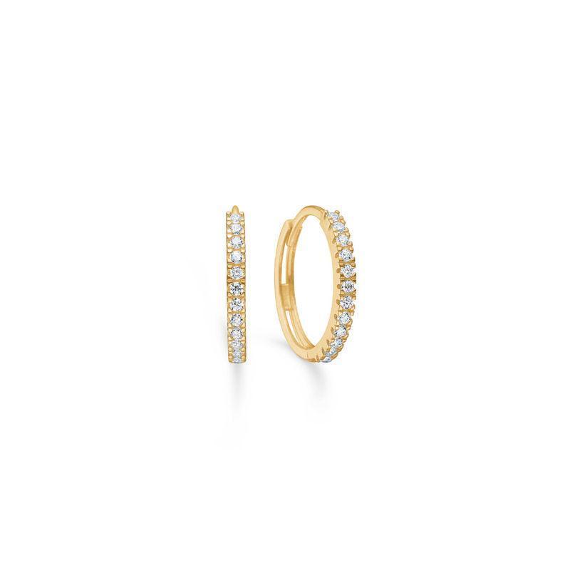 Mads Z 8 kt Sparkle Creole zeigt einen Satz kleiner goldfarbener Kreolen mit funkelnden klaren Steinen. Modell 3317166-3317166-1